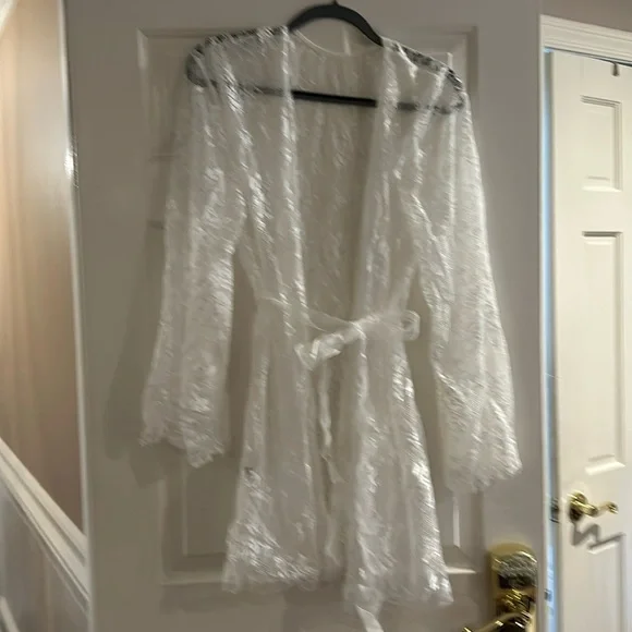 White lace robe - Picture 1 of 3